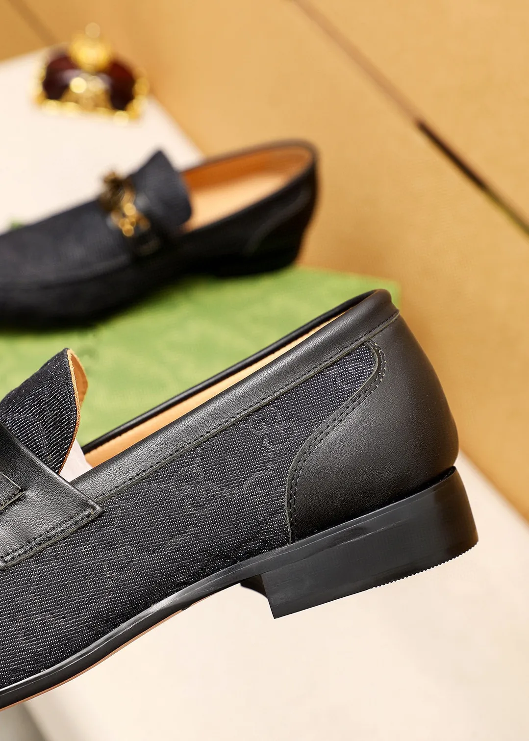Men's shoes 💰462 💐 Product trademark: GUCCI "Gucci" casual leather shoes Regular size: 38-44 (45.46.47🉑️Customized) Product materials: Selected imported first-layer fabric upper + luxury hardware buckle, imported cowhide leather lining. Strong three-dimensional visual effect, original outsole Color: 3⃣️colors available